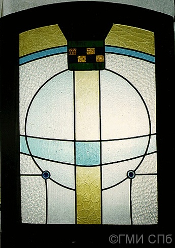 Фрагмент оконного витража. Средняя часть верхней оконной фрамуги. Около 1907 