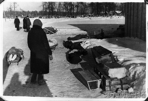 На Большеохтинском кладбище. Февраль 1942 года