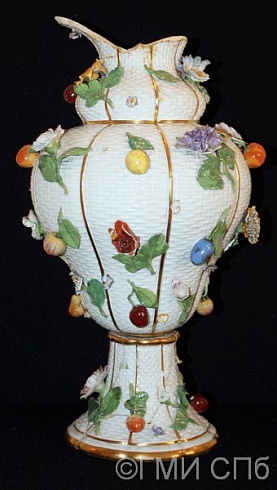 Ваза декоративная с лепными цветами и плодами. 1860-е – 1924