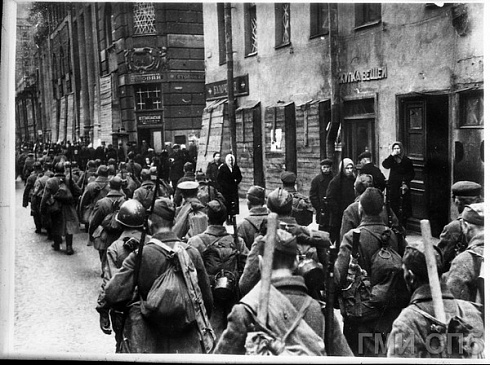 На улицах Ленинграда в дни войны. Войска уходят на фронт. Ноябрь 1941 года