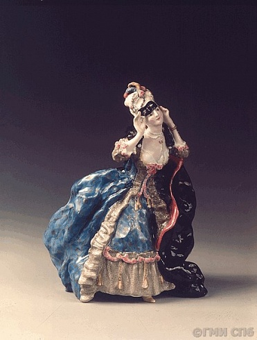 Скульптура "Дама, снимающая маску". 1910