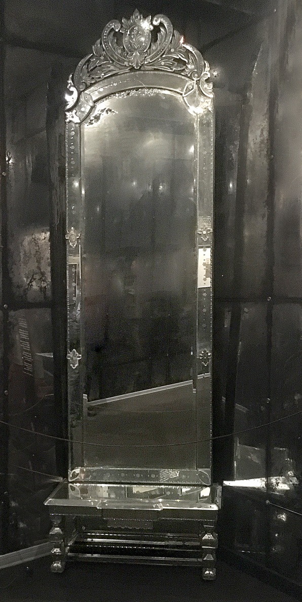 Зеркало-трюмо в зеркальной раме с консолью. Конец XIX – начало XX века