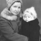 Александра Юсуповна с внучкой. Сахалинск. 1976. Фотограия. Из семейного альбома