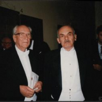  Д. С. Лихачев и Б. Ш. Окуджава. 1990-е годы. Из собрания ГМИ СПб