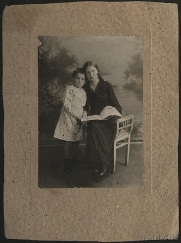 Неизвестный фотограф. Парный портрет Тани и Нины Савичевых. 1930