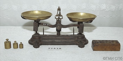 Весы настольные рычажные двухчашечные (с футляром и гирями). Вторая половина XIX века