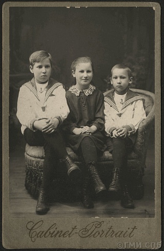 Здобнов И.С.  Групповой портрет Лёни, Нины и Михаила Савичевых. 1928