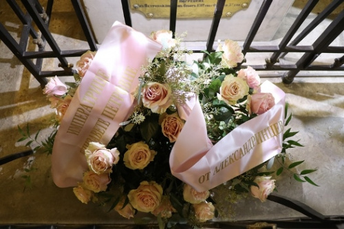 Александринцы возложили цветы к могилам императрицы Елизаветы Петровны  и императрицы Александры Федоровны в Петропавловском соборе