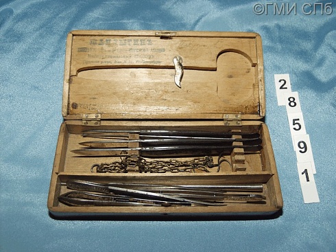 Набор инструментов медицинских для практикующего врача-хирурга, в футляре. 1900-е годы