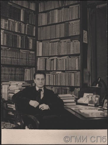 В.Н. Орлов в кабинете.  1940-е годы