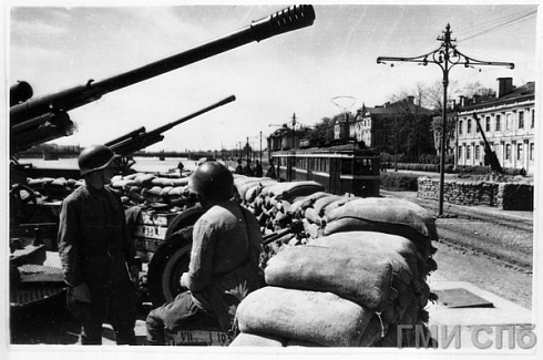 Ленинград в июне 1942 года. Зенитная батарея старшего лейтенанта Ибсетулина на берегу Невы. 