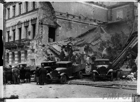 Машковцев П.  Жилой дом № 14 на набережной 9-го января, разрушенный во время обстрела в ночь с 8 на 9 сентября 1941 г. 10.09.1941
