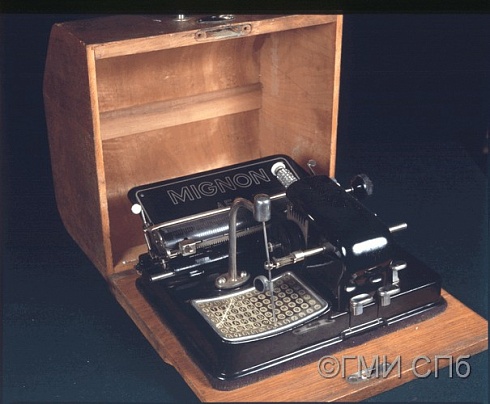 Машина пишущая «Миньон».  Начало ХХ века  