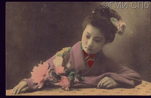 Молодая японка с розами