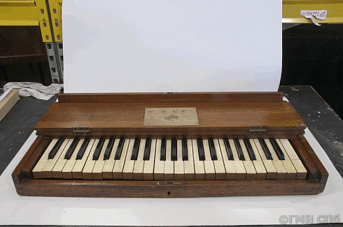 Клавиатура немая фортепианная с тремя полными октавами,  для тренировки беглости пальцев пианиста. Вторая половина XIX века