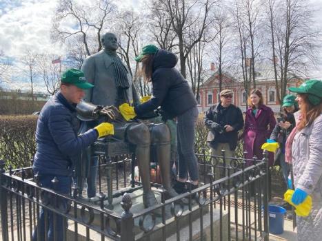 Журналисты газеты  "Метро" вымыли памятник Петру I в Петропавловской крепостии