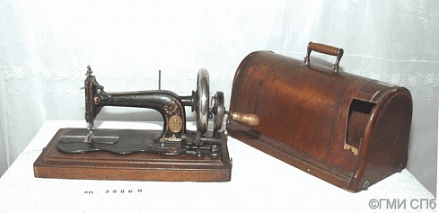 Машина швейная с ручным приводом. 1870-е годы