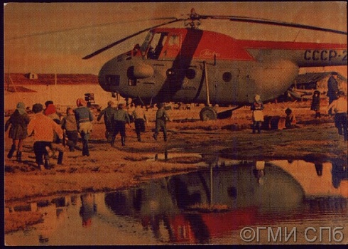 Остров Сахалин. Вертолет прибыл в поселок Рыбное. 1967