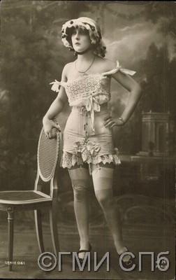 Женщина в нижнем белье, чулках и шляпке.  Начало ХХ века