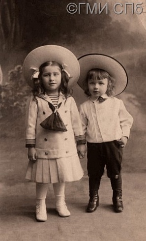 Портрет детей М.О. Меньшикова Лидии и Григория в детстве. 1912