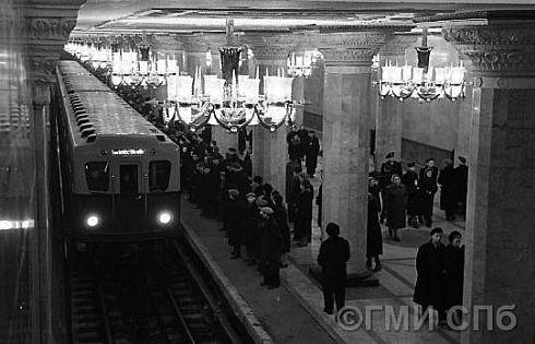 Вид на станцию метро «Автово» в день пуска метро. 1955