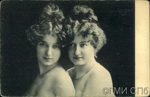 Оплечное изображение двух девушек.  Конец ХIХ – начало XX века