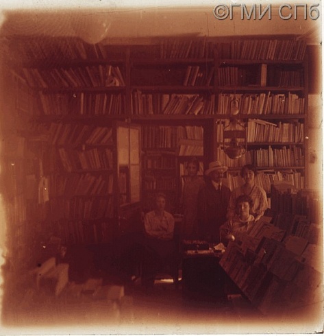 А. А. Кроленко.      В магазине издательства «Academia». 1922 