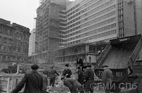 Коммунистический субботник на строительстве гостиницы «Ленинград». 12.04.1969