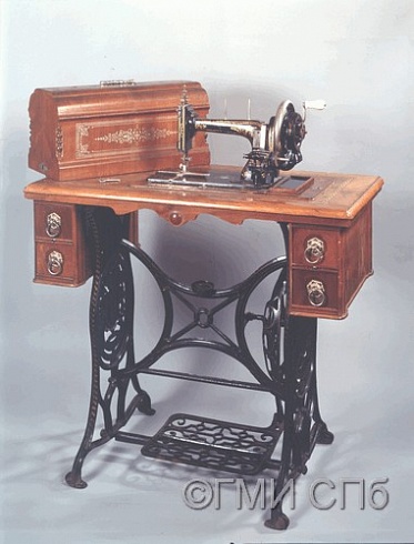 Машина швейная семейного типа с ножным приводом.  1890-е  годы