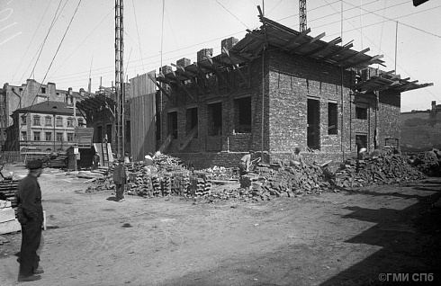 Скоростное строительство школы на Малом проспекте Петроградской стороны. Вид фасада со стороны двора на пятый день после начала строительства. 21.05.1939