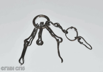 Бронзовое кольцо с проволочными держателями для ключей. XI - XII века