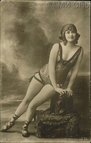 (Девушка в купальном костюме, шапочке и купальных туфлях). Начало XX века  