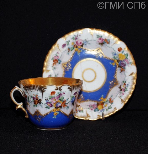 Чашка и блюдце с крытьем синего цвета и гирляндой из полихромных букетов. 1830 - 1840-е годы