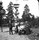 Группа отдыхающих на горе Папула близ Выборга.  1910-е 