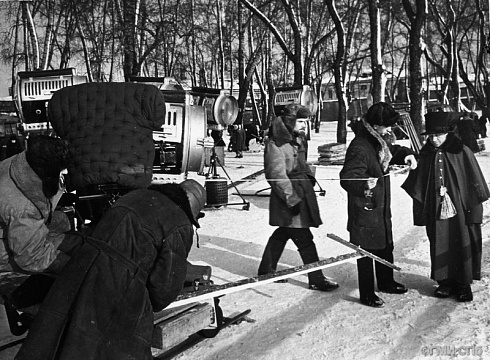 Рабочий момент съемки кинофильма "Шинель" (режиссер А. Баталов). 1959