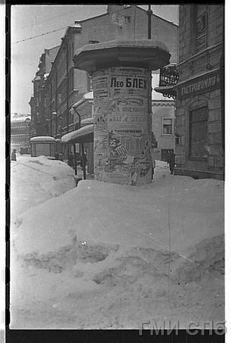 Чертов Г.      На улице Правды. Афишная тумба, занесённая снегом. Зима 1942 года