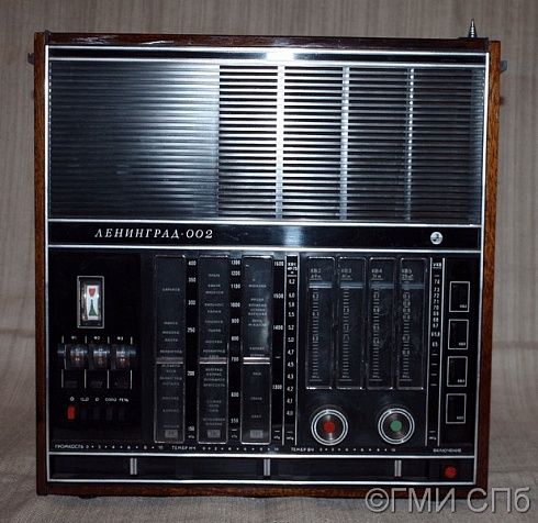 Приемник радиовещательный переносной «Ленинград -002» высшего класса. 1976