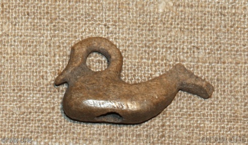 Подвеска - уточка (лебедь?). VIII-IX века