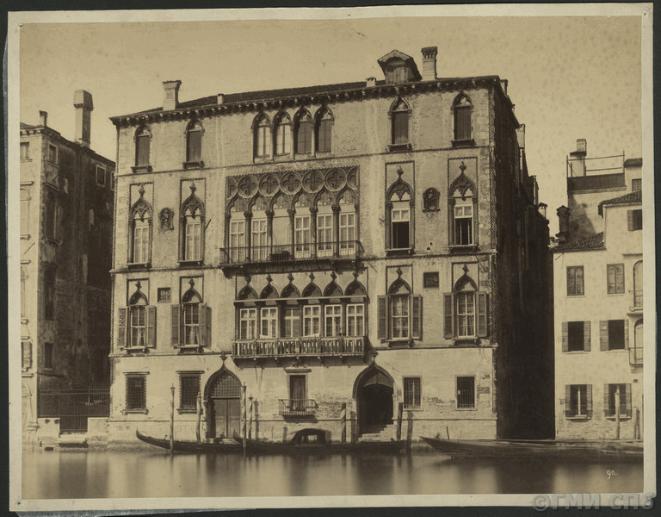 Неизвестный фотограф. [Италия. Венеция. Палаццо Бернардо а Сан Поло.]. 1860-е годы.