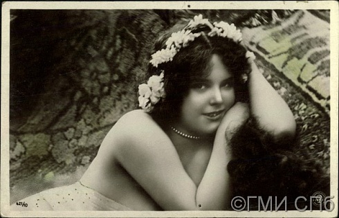 Полуобнаженная девушка с венком на голове.  1904