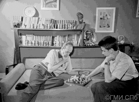 Д. М. Трахтенберг.      Артист Н.К.Черкасов с сыном играет в шахматы.1950 - начало 1960- х  годов