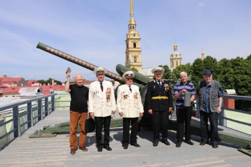 В Петропавловской крепости отметили 65-летие возобновления традиции полуденного выстрела