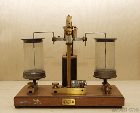 Прерыватель ртутный - прибор научный для демонстрации опытов с быстрым, периодическим замыканием и размыканием электрической цепи посредством ртути. 1890-е 