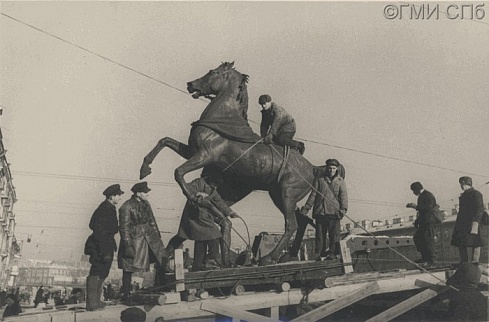 Г. И. Чертов.      Работы по снятию скульптур Клодта с постаментов на Аничковом мосту. 1941 