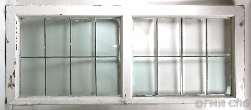 Рама оконная (фрамужная) с фацетированными стеклами в металлической оплетке. Около 1904