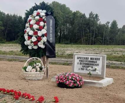 День памяти жертв "красного террора". Возложение цветов к могиле расстрелянных в Петропавловской крепости в 1917-1921 годах