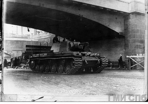 Тяжелые танки проходят по улице Стачек. 1942-1943
