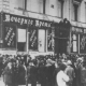 Неизвестный фотограф. Чтение телеграмм с фронта на Невском проспекте. Фотография